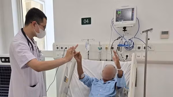 Bác sĩ đánh giá khả năng phục hồi cho người bệnh sau điều trị nhồi máu não