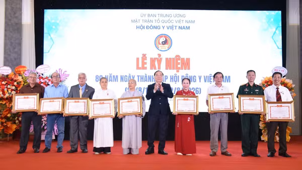 Hội Đông y Việt Nam vinh danh thầy thuốc Đông y tiêu biểu và khen thưởng tập thể phòng khám, phòng chẩn trị Đông y tiêu biểu. (Ảnh: Hà Thu)