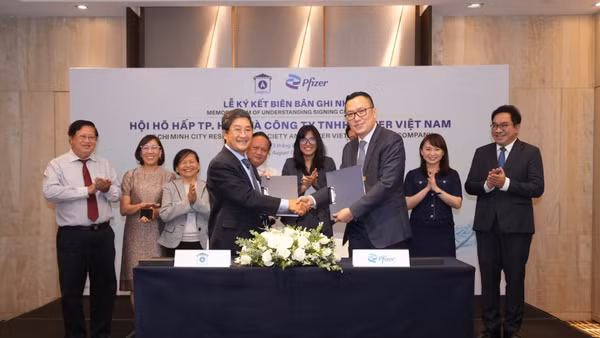 Hội Hô hấp Thành phố Hồ Chí Minh ký biên bản ghi nhớ với Pfizer Việt Nam. (Ảnh: Nguyễn Lê)