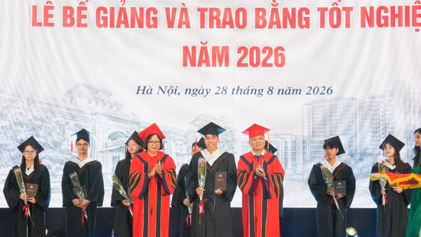 Đại diện Ban giám hiệu Trường đại học Y Dược trao bằng tốt nghiệp năm 2026. (Ảnh: Linh Linh)