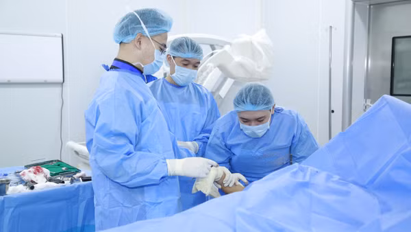 Các bác sĩ thực hiện ca can thiệp. (Ảnh: SỸ HIẾU)