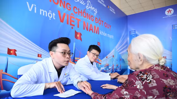 Các bác sĩ khám bệnh, tư vấn chăm sóc sức khỏe cho người dân. (Ảnh: HOÀNG KHÁNH)