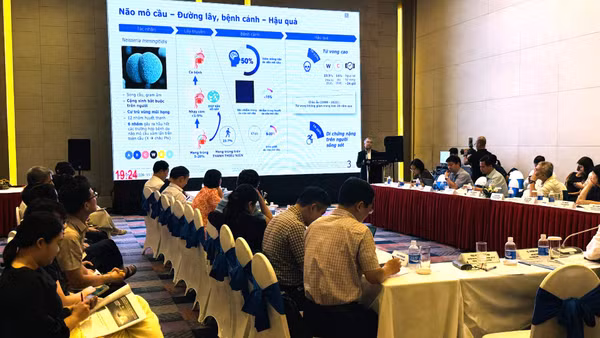 Các chuyên gia trình bày nghiên cứu mới về các biện pháp phòng bệnh chủ động. (Ảnh: MINH HOÀNG)