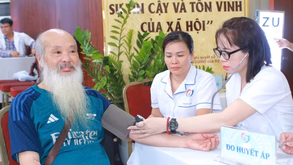 Với việc hướng tới bảo hiểm y tế toàn dân, người dân được khám bệnh, sàng lọc định kỳ, quản lý sức khỏe liên tục (Ảnh: Thu Trang)