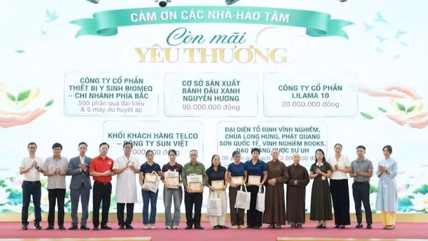 Tặng quà tri ân các gia đình hiến mô, tạng. (Ảnh: ANH DƯƠNG)