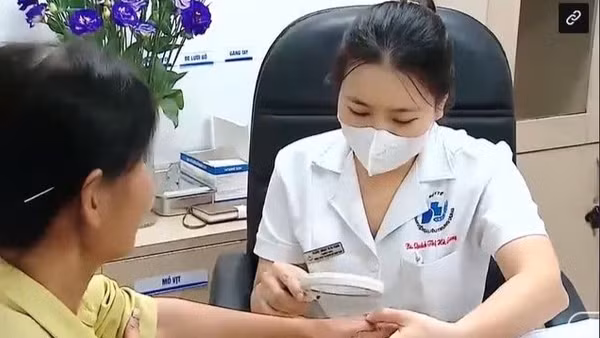 Tiến sĩ, bác sĩ Quách Thị Hà Giang thăm khám cho người bệnh mắc bệnh da liễu. (Ảnh minh họa)