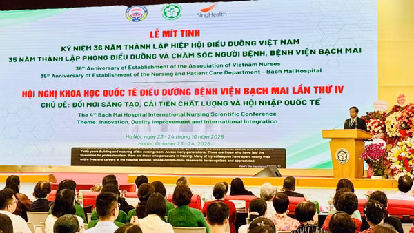 Phó Giáo sư, Tiến sĩ Đào Xuân Cơ, Giám đốc Bệnh viện Bạch Mai phát biểu tại lễ mít-tinh và hội nghị khoa học. (Ảnh: MINH HOÀNG)