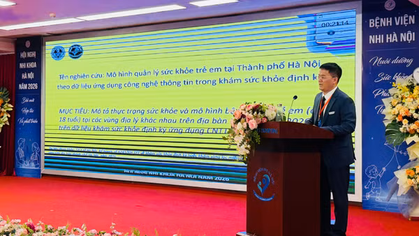 Tiến sĩ, bác sĩ Ngô Quang Hùng, Giám đốc Bệnh viện Nhi Hà Nội báo cáo về mô hình bệnh tật ở trẻ em thành phố Hà Nội. (Ảnh: MINH HOÀNG) 