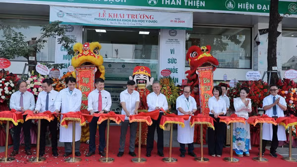 Các đại biểu cắt băng khai trương Phòng khám đa khoa Đại học Y Dược. (Ảnh: ĐVCC)