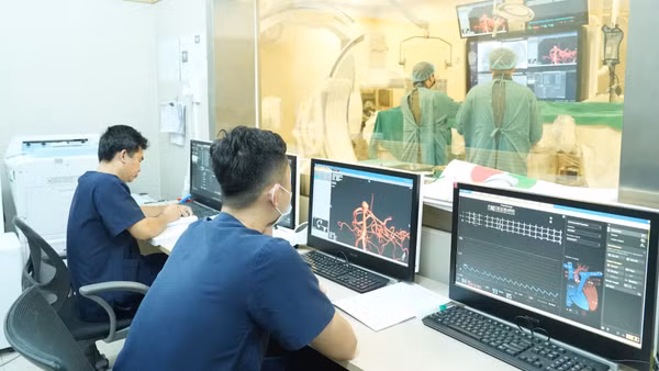 Các bác sĩ Bệnh viện Bạch Mai cơ sở Ninh Bình triển khai can thiệp điện quang DSA. (Ảnh: THÀNH DƯƠNG)
