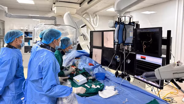 Các bác sĩ Bệnh viện Thanh Nhàn ứng dụng thiết bị y tế hiện đại điều trị thành công cho người bệnh có túi phình động mạch cảnh trong não (Ảnh: Vân Anh)