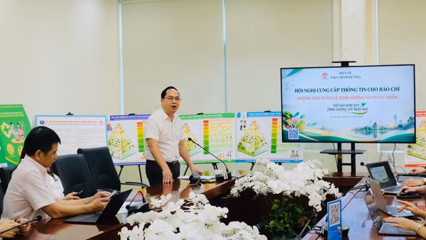 Tiến sĩ, bác sĩ Nguyễn Hồng Trường trao đổi thông tin với các cơ quan báo chí về các hoạt động Tuần lễ “Dinh dưỡng và Phát triển” năm 2026. (Ảnh: Thu Phương)