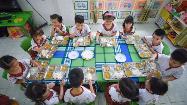 Chuẩn hóa được bữa ăn học đường sẽ giúp trẻ có chế độ dinh dưỡng phù hợp. (Ảnh: L. Nga)