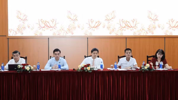 Thứ trưởng Thường trực Bộ Y tế Vũ Mạnh Hà (ở giữa) và đại diện các vụ, cục liên quan trao đổi những nội dung mới của các dự án luật thuộc ngành y tế chuẩn bị trình Kỳ họp thứ 2, Quốc hội khóa XVI. (Ảnh: Trần Minh)