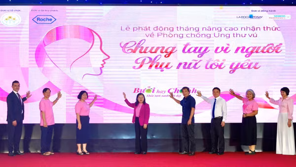Các đại biểu chính thức phát động Tháng nâng cao nhận thức về phòng chống ung thư vú “Chung tay vì người phụ nữ tôi yêu” năm 2026 (Ảnh THANH HẢI)