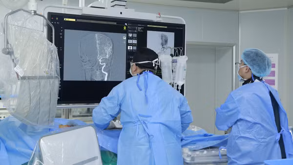 Ê-kíp thực hiện ca can thiệp. (Ảnh: Thu Trang)