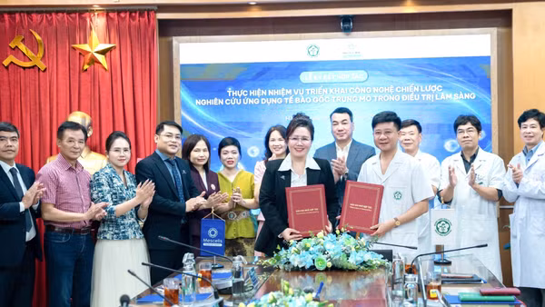 Đại diện hai đơn vị ký kết thỏa thuận hợp tác. (Ảnh: KHÁNH LINH)