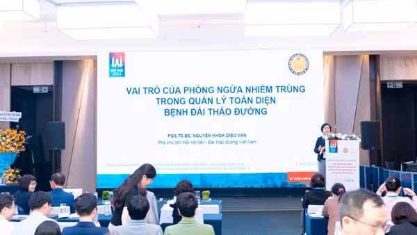 Phó Giáo sư, Tiến sĩ, bác sĩ Nguyễn Khoa Diệu Vân chia sẻ về vai trò của phòng ngừa nhiễm trùng trong quản lý toàn diện bệnh đái tháo đường. (Ảnh: Hội Tiết niệu-Thận học Việt Nam)