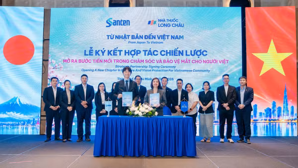 Đại diện Hệ thống nhà thuốc và tiêm chủng Long Châu và Santen Nhật Bản ký hợp tác chiến lược. (Ảnh: Ngô Lộc)