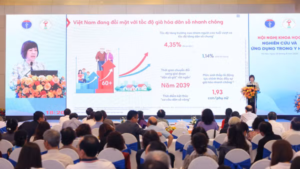  Phó giáo sư, Tiến sĩ Vũ Thị Thanh Huyền báo cáo về tình trạng già hóa dân số và bệnh lý mạn tính tại Việt Nam. (Ảnh: ANH THƯ)