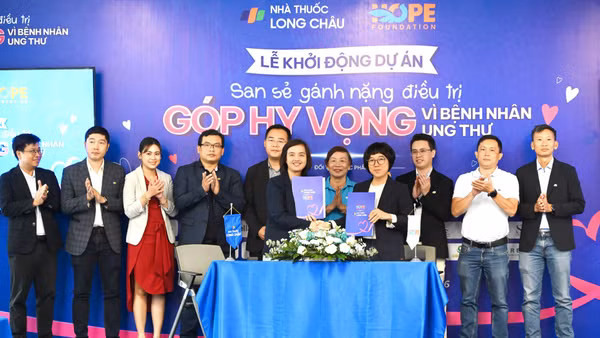 Các đơn vị tham gia khởi động dự án kết nối các nguồn lực để hỗ trợ chi phí điều trị cho bệnh nhân ung thư có hoàn cảnh khó khăn. (Ảnh: Thảo Hiền)