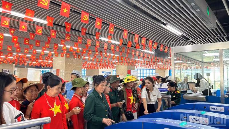 Trải nghiệm tàu điện miễn phí dịp Quốc khánh 2/9: Nét đẹp văn minh của Thủ đô