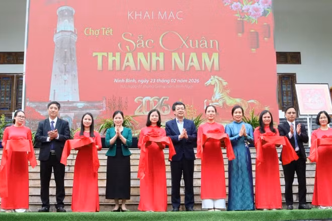 Các đại biểu cắt băng khai mạc chợ Tết “Sắc xuân Thành Nam” năm 2026.