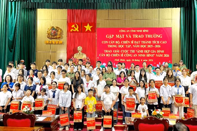 Công an tỉnh Ninh Bình trao thưởng cho 175 cháu là con cán bộ chiến sĩ đạt thành tích cao trong học tập, năm học 2025-2026.