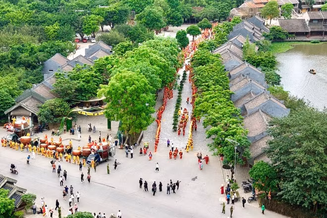 Lễ rước Rồng sang bến thuyền Tràng An tại lễ hội.