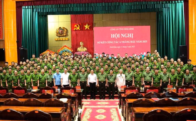 Các đồng chí lãnh đạo Bộ Công an, lãnh đạo tỉnh Ninh Bình chụp ảnh lưu niệm cùng cán bộ chiến sĩ Công an tỉnh Ninh Bình. (Ảnh: THANH THUỶ)