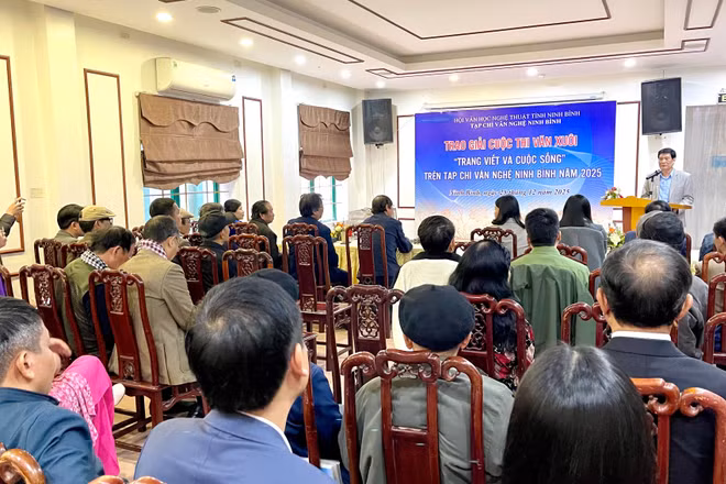 Quang cảnh lễ tổng kết, trao giải Cuộc thi văn xuôi “Trang viết và cuộc sống”.