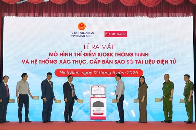 Các đại biểu thực hiện nghi thức ra mắt Kiosk thông minh và hệ thống xác thực, cấp bản sao số tài liệu điện tử.