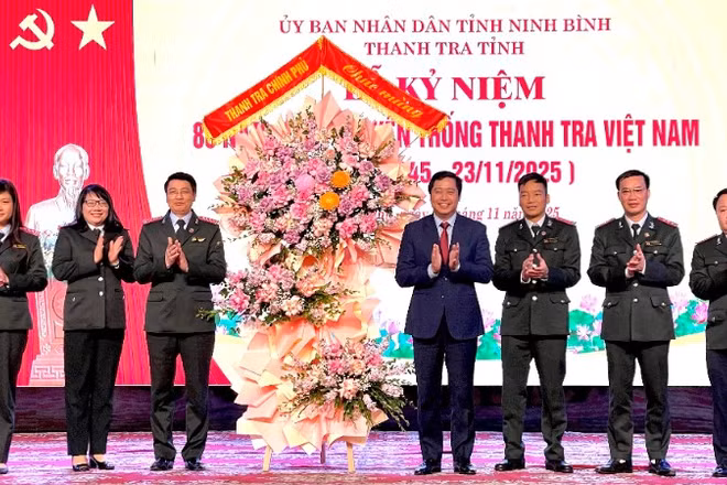 Đồng chí Dương Quốc Huy, Phó Tổng Thanh tra Chính phủ, tặng hoa chúc mừng Thanh tra tỉnh Ninh Bình.