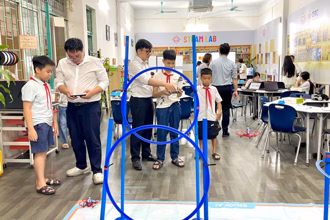 Chương trình giúp học sinh từng bước tiếp cận với những công nghệ mới như: trí tuệ nhân tạo (AI), thực tế ảo, khoa học máy tính, robotics.