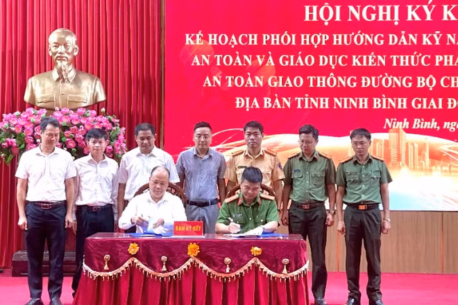 Lãnh đạo Công an tỉnh Ninh Bình, lãnh đạo Sở Giáo dục và Đào tạo tỉnh ký kết kế hoạch phối hợp nhằm bảo đảm trật tự an toàn giao thông cho học sinh trên địa bàn.