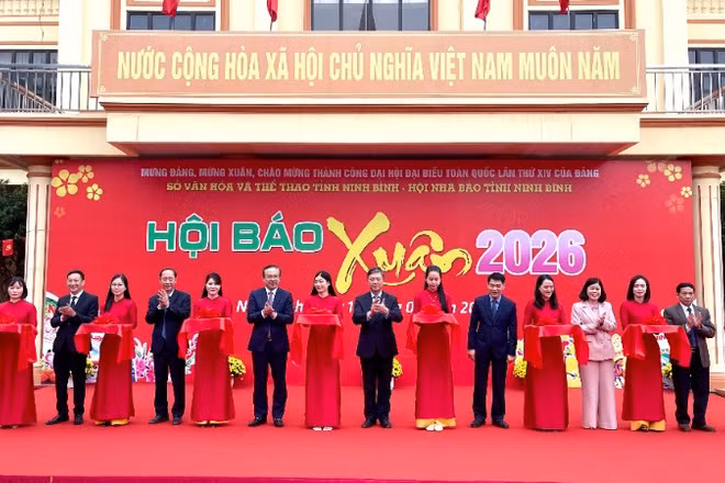 Các đại biểu cắt băng khai mạc Hội Báo Xuân Bính Ngọ 2026.