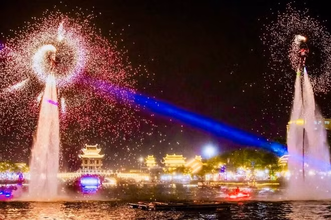 Hoạt động trình diễn flyboard ánh sáng trên mặt nước Hồ Kỳ Lân. 