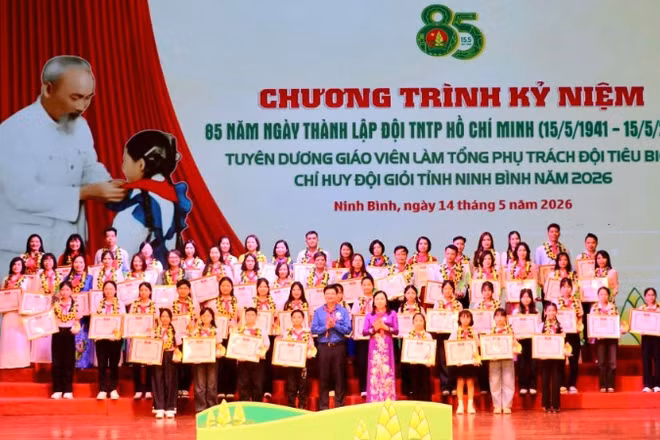 Các bạn Chỉ huy Đội giỏi nhận Bằng khen tại chương trình.