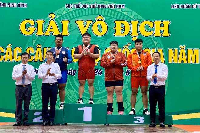 Ban tổ chức trao huy chương cho các vận động viên có thành tích cao tại giải.