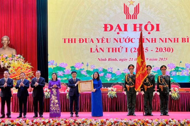 Thừa ủy quyền của Chủ tịch nước, Phó Chủ tịch nước Võ Thị Ánh Xuân đã trao Huân chương Lao động hạng Nhất cho Đảng bộ, chính quyền và nhân dân tỉnh Ninh Bình vì đã có thành tích xuất sắc trong phong trào thi đua “Cả nước chung sức xây dựng nông thôn mới giai đoạn 2021-2025”.