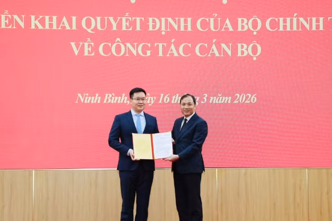 Đồng chí Hoàng Trung Dũng, Ủy viên Trung ương Đảng, Phó Trưởng Ban Thường trực Ban Tổ chức Trung ương, trao quyết định cho đồng chí Trần Đăng Quỳnh, Ủy viên Dự khuyết Trung ương Đảng, Phó Bí thư Tỉnh ủy Ninh Bình. (Ảnh: ĐỨC LAM)