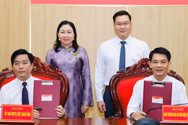 Đại diện các cơ quan liên quan đã thực hiện bàn giao, tiếp nhận các nội dung theo quy định. (Ảnh: Đức Lam)