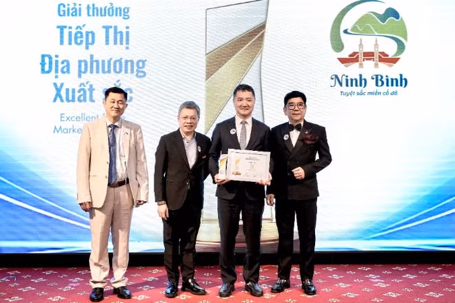 Sở Du lịch Ninh Bình nhận Giải thưởng tiếp thị địa phương xuất sắc tại buổi lễ vinh danh. 