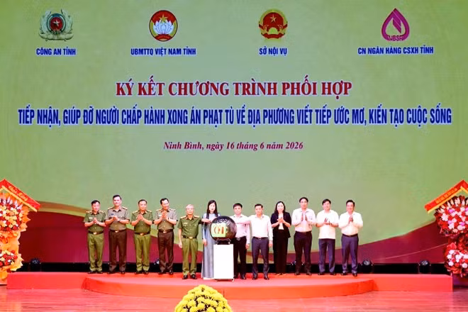 Các đơn vị ký kết Chương trình phối hợp “Tiếp nhận, giúp đỡ người chấp hành xong án phạt tù về địa phương viết tiếp ước mơ, kiến tạo cuộc sống”.