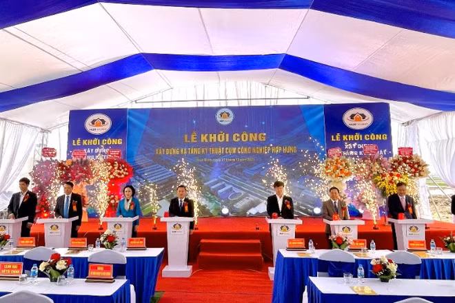 Các đại biểu bấm nút khởi công cụm công nghiệp Hợp Hưng.