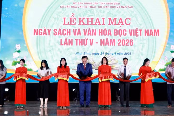 Các đại biểu cắt băng khai mạc Ngày sách và văn hóa đọc Việt Nam lần thứ 5 năm 2026.