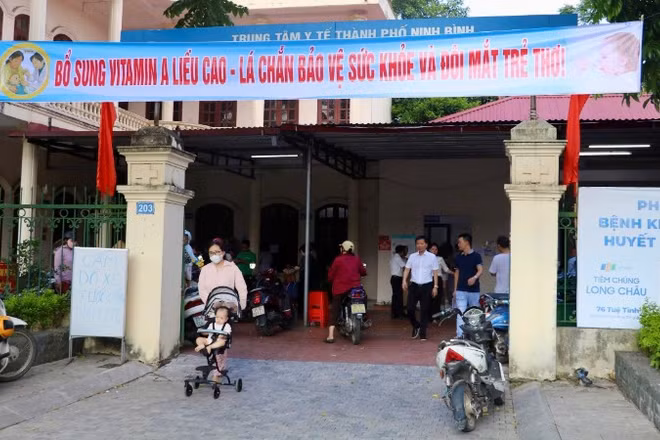 Điểm bổ sung Vitamin A cho trẻ tại trạm Đông Thành thuộc Trạm Y tế phường Hoa Lư, tỉnh Ninh Bình.