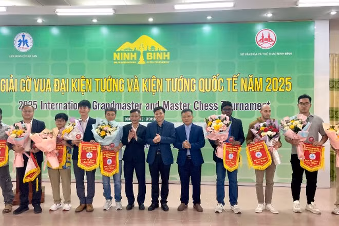 Ban tổ chức trao cờ lưu niệm cho các nước tham gia.
