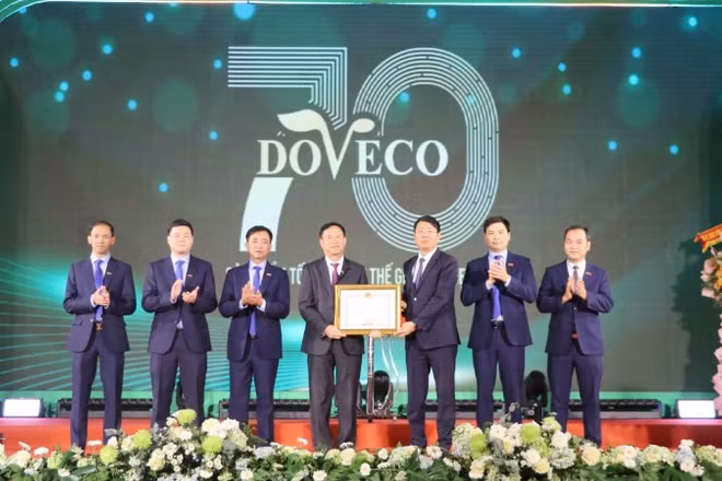 Lãnh đạo tỉnh Ninh Bình trao Bằng khen cho tập thể Công ty DOVECO.