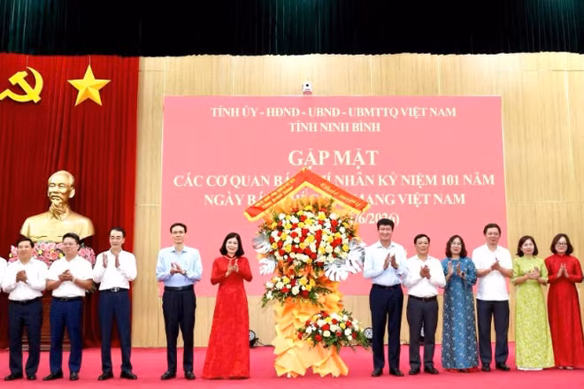 Lãnh đạo tỉnh Ninh Bình tặng hoa chúc mừng các cơ quan báo chí nhân dịp kỷ niệm Ngày Báo chí Cách mạng Việt Nam.